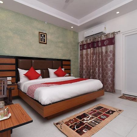 Capital O 13310 Noida Suites Екстер'єр фото