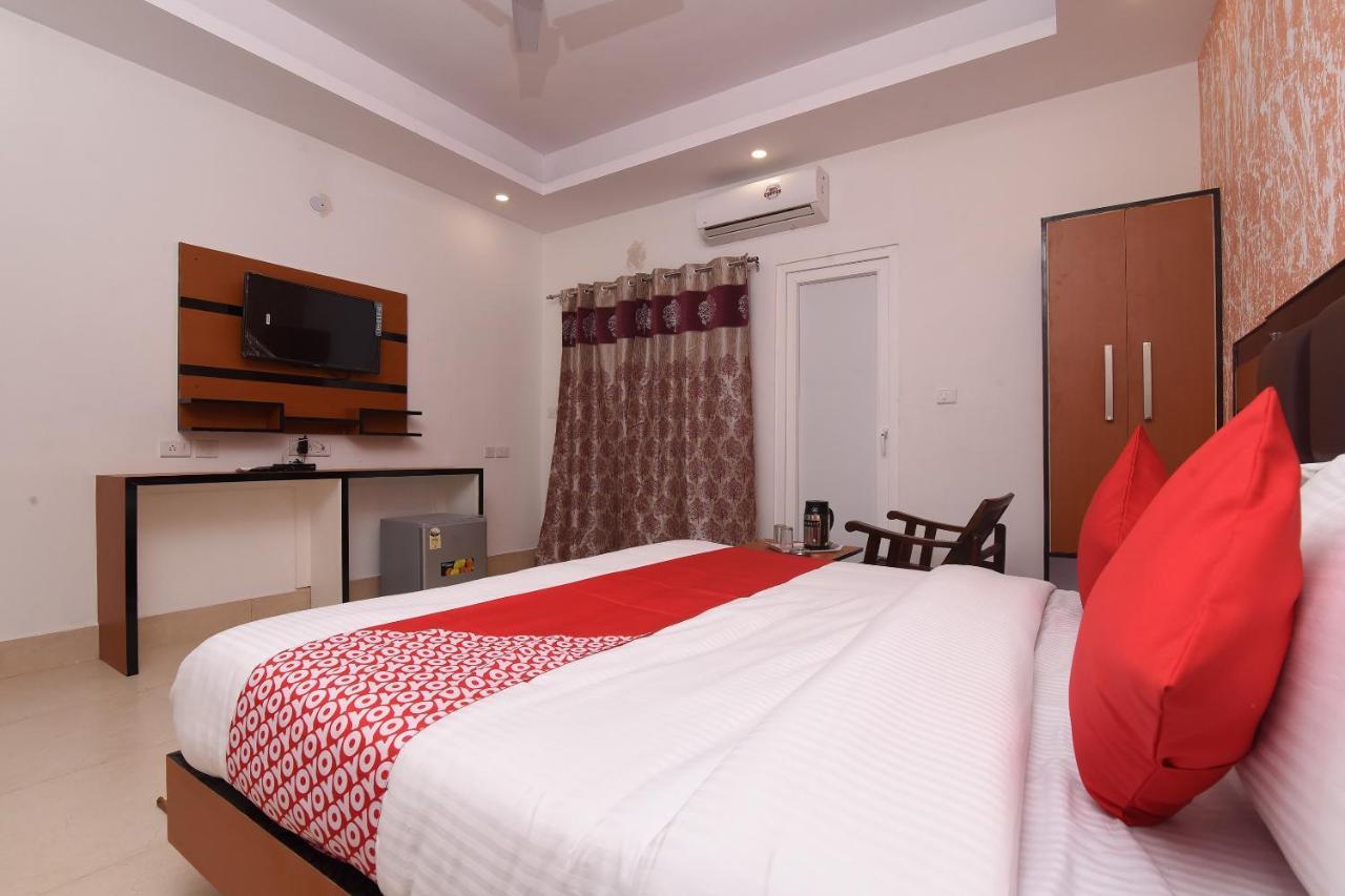 Capital O 13310 Noida Suites Екстер'єр фото