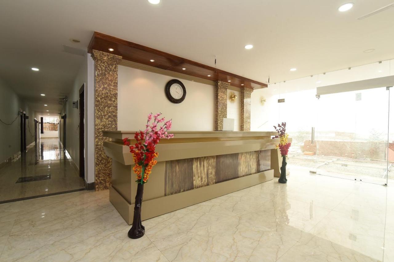 Capital O 13310 Noida Suites Екстер'єр фото