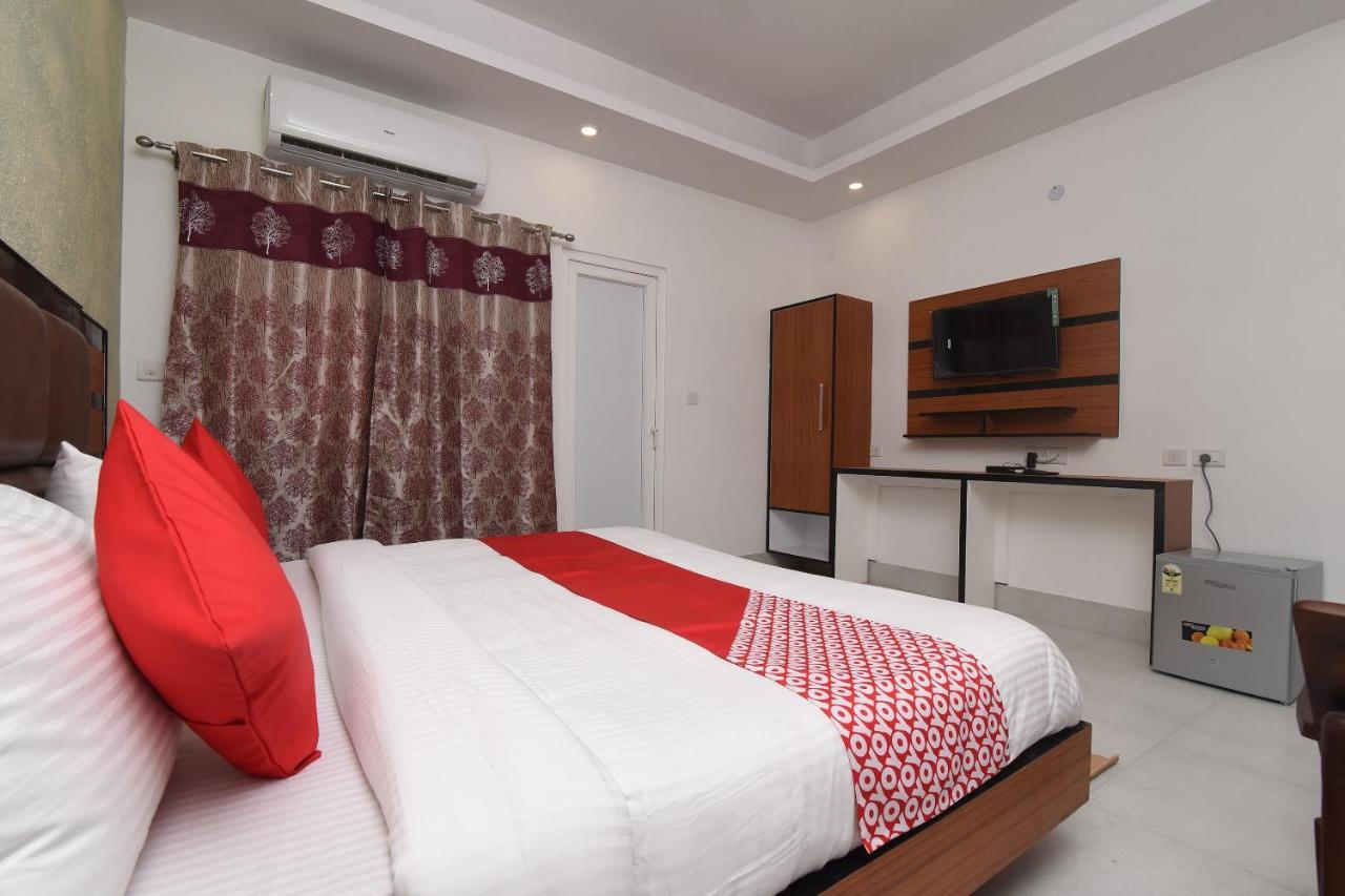 Capital O 13310 Noida Suites Екстер'єр фото