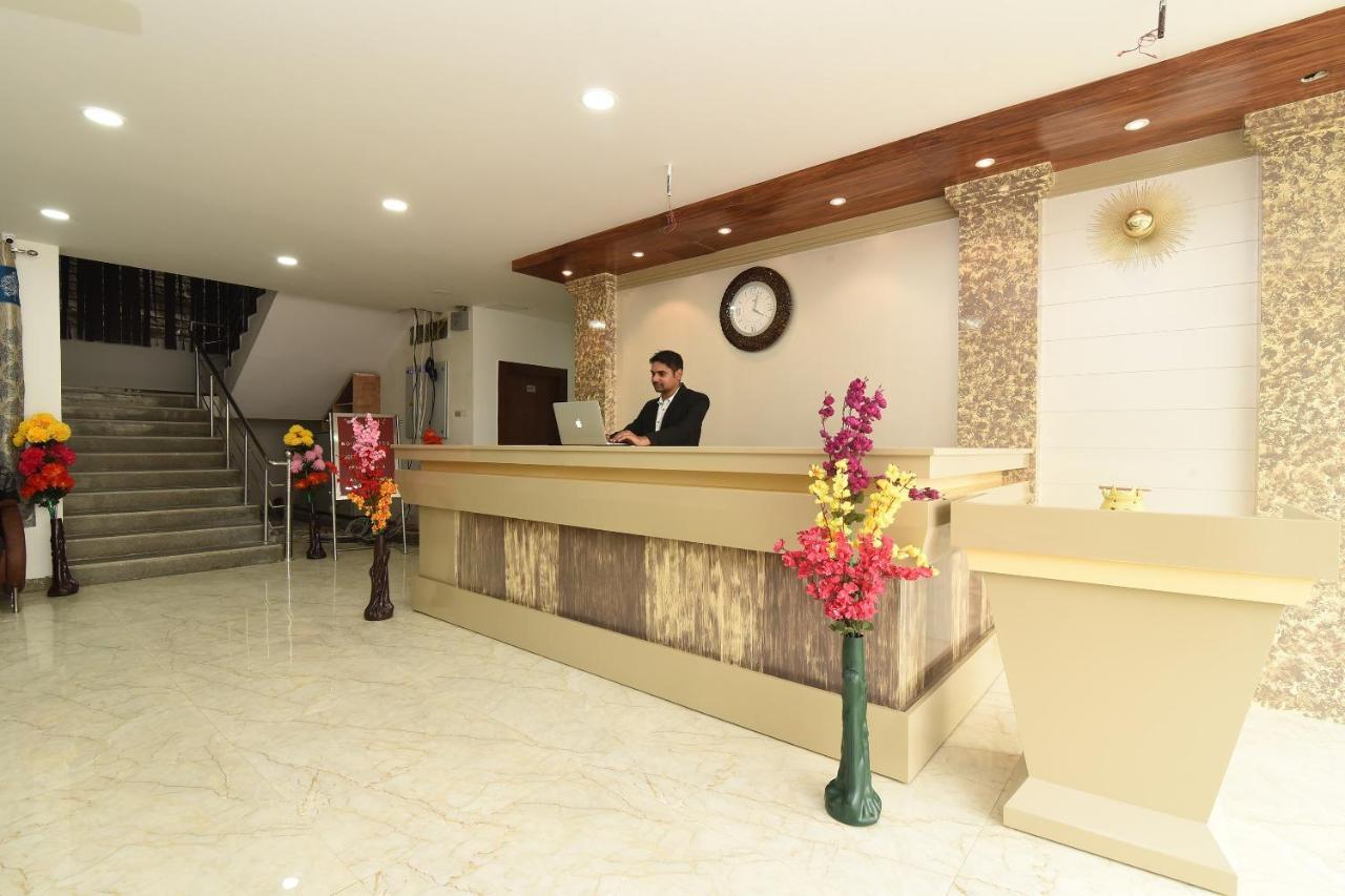 Capital O 13310 Noida Suites Екстер'єр фото