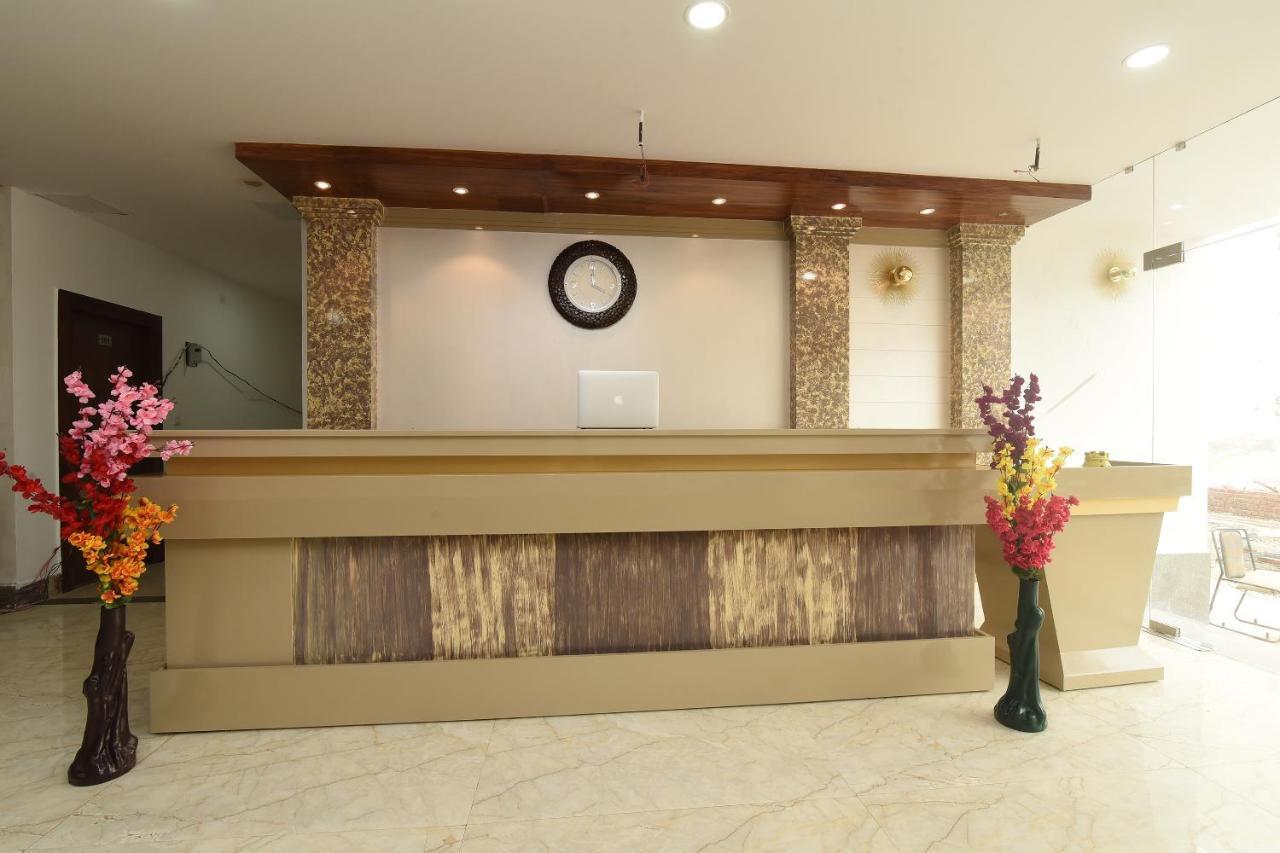 Capital O 13310 Noida Suites Екстер'єр фото