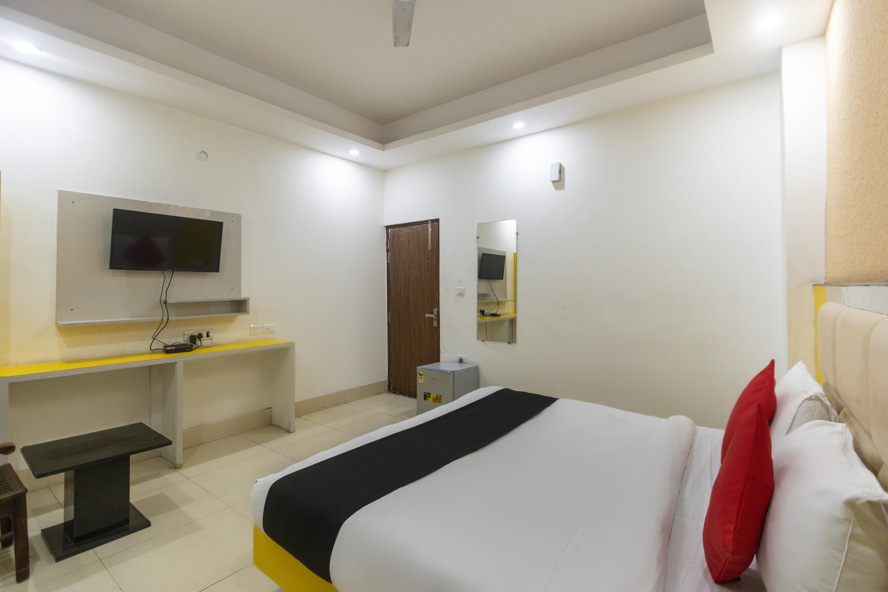 Capital O 13310 Noida Suites Екстер'єр фото