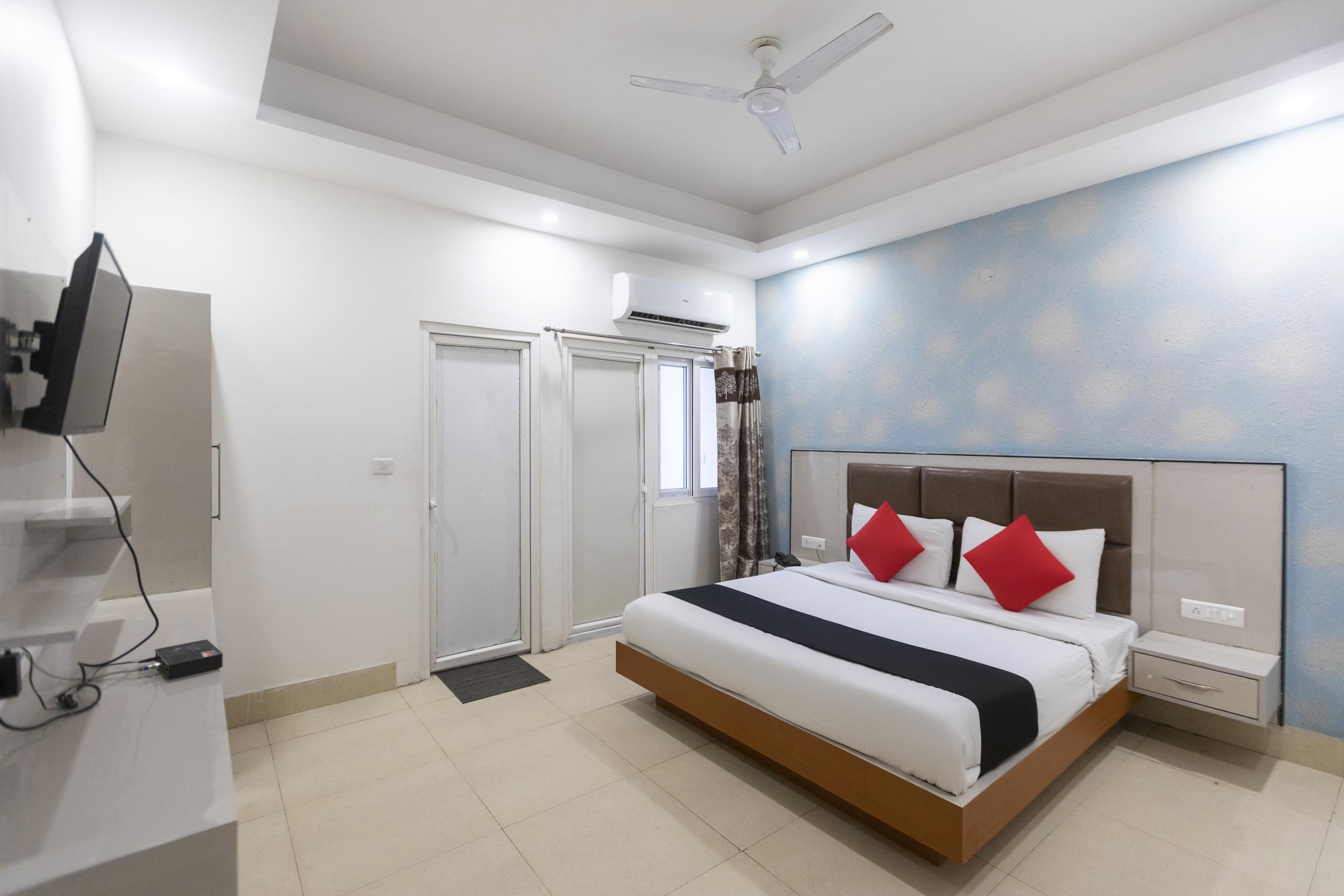 Capital O 13310 Noida Suites Екстер'єр фото