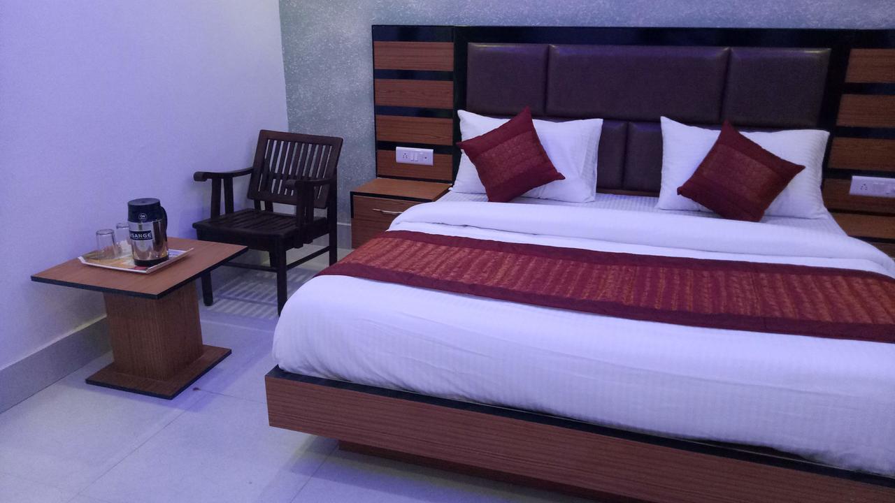 Capital O 13310 Noida Suites Екстер'єр фото