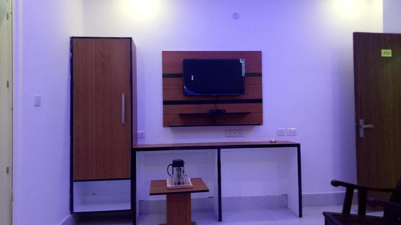 Capital O 13310 Noida Suites Екстер'єр фото