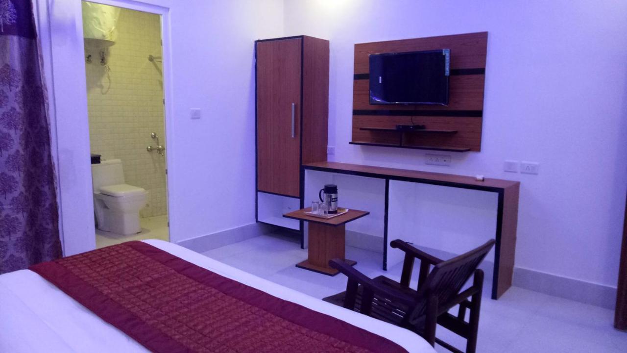 Capital O 13310 Noida Suites Екстер'єр фото