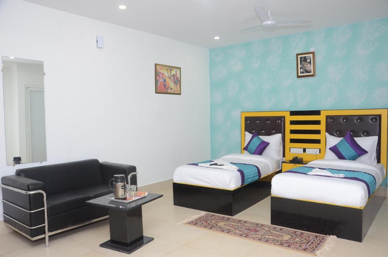 Capital O 13310 Noida Suites Екстер'єр фото