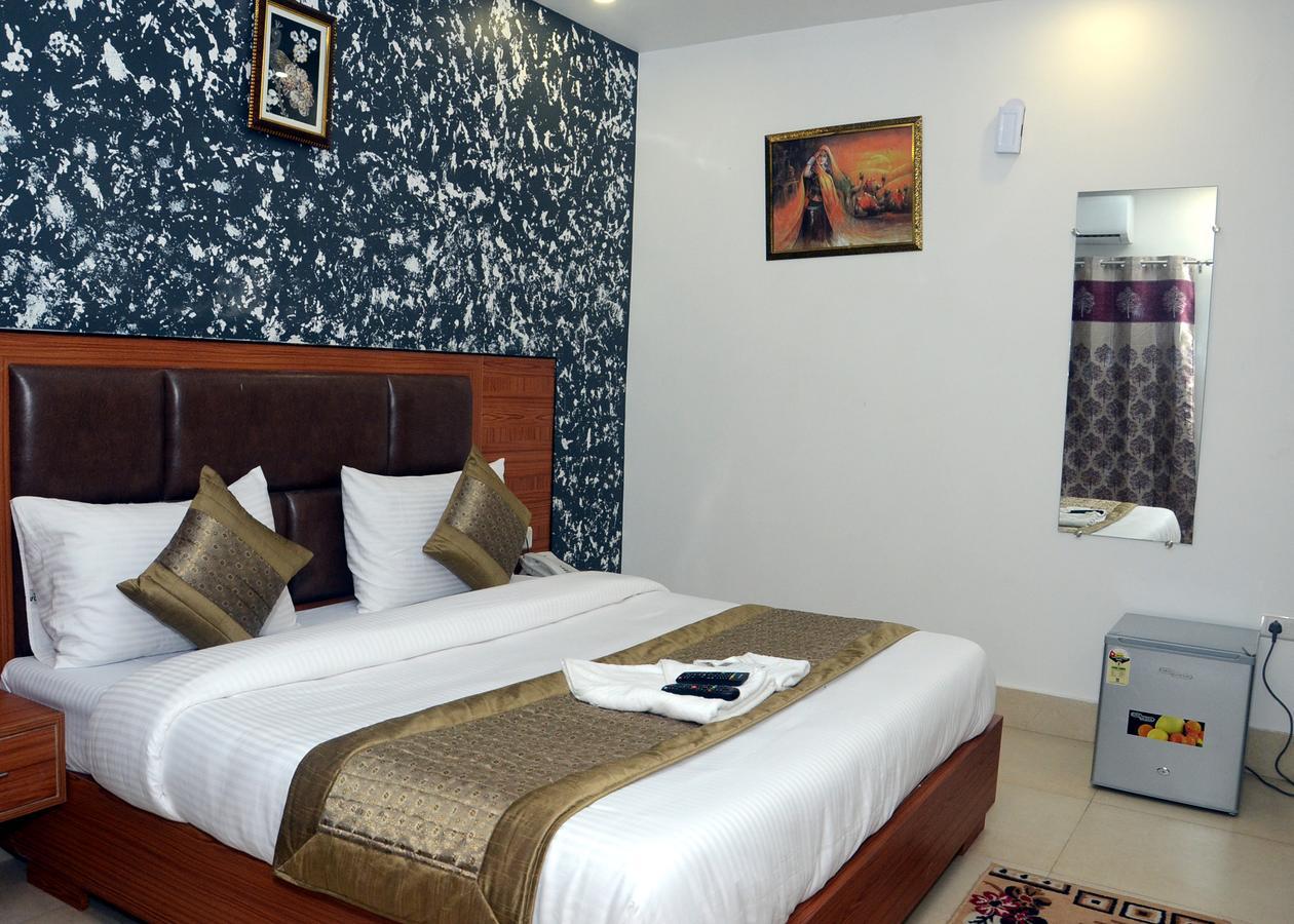 Capital O 13310 Noida Suites Екстер'єр фото