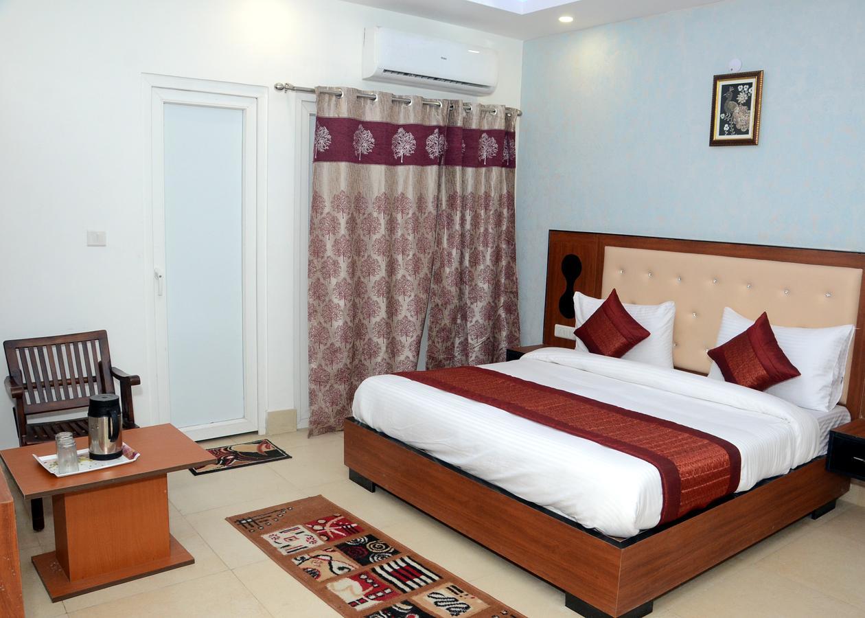 Capital O 13310 Noida Suites Екстер'єр фото